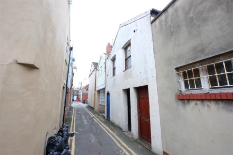 View Full Details for 1 BED FLAT - REQUIRES UPDATING