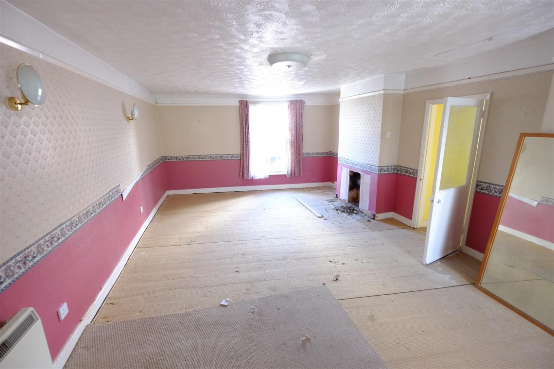 Images for 3 BED FLAT FOR MODERNISATION