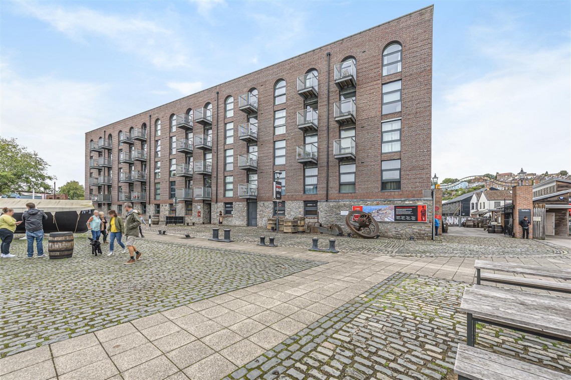 Images for HARBOURSIDE FLAT - REDUCED PRICE FOR AUCTION