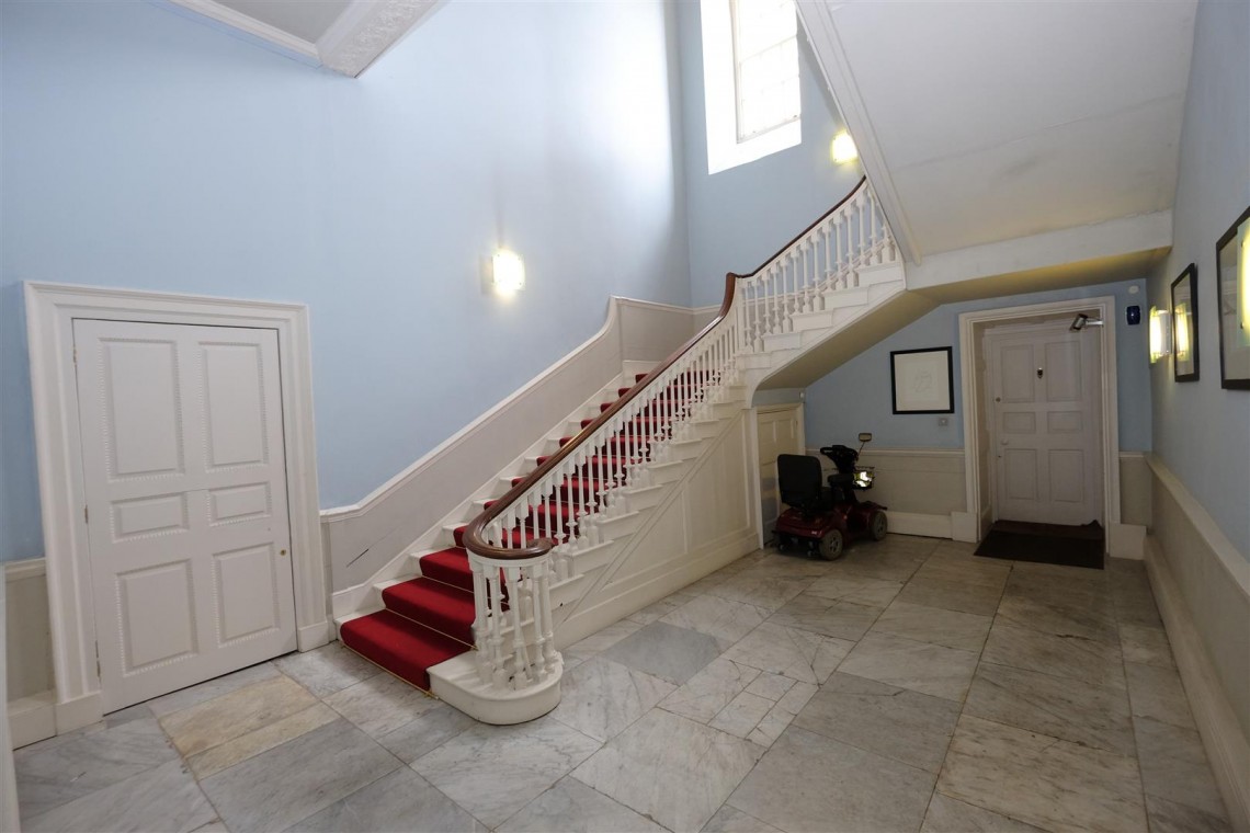 Images for STUNNING FLAT - REDUCED £ FOR AUCTION