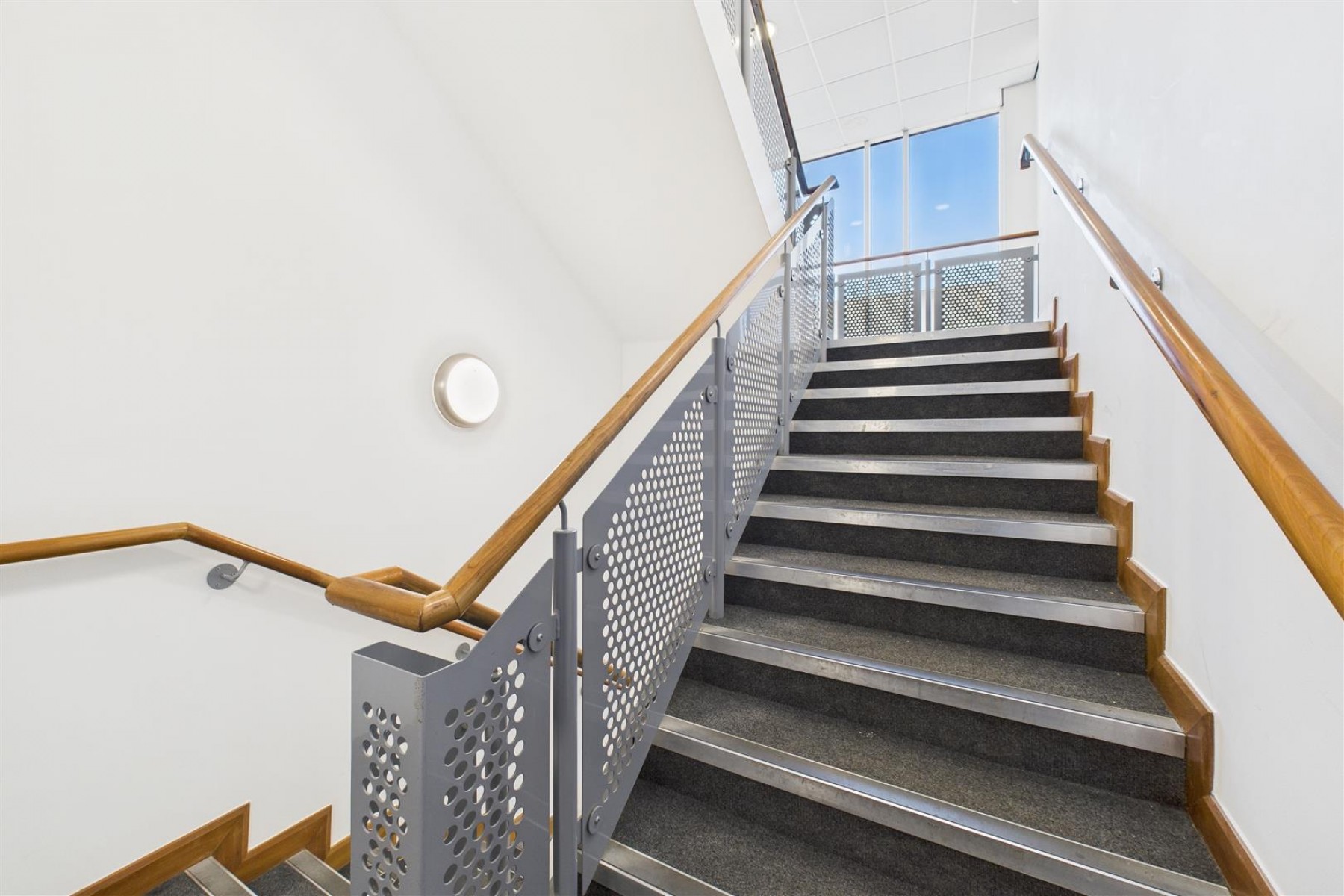 Images for COMMERCIAL | REDUCED | BS16