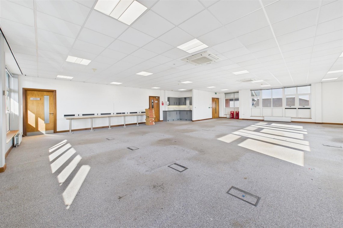 Images for COMMERCIAL | REDUCED | BS16