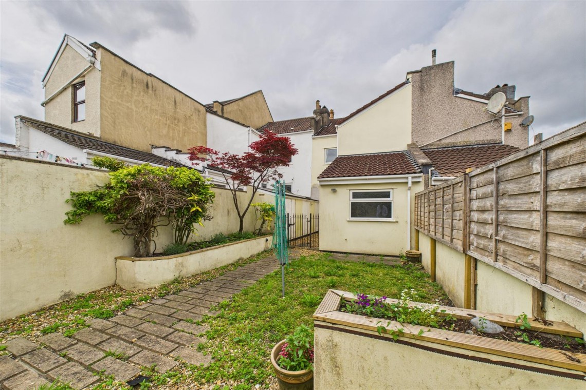 Images for REDUCED | BASIC UPDATING | KINGSWOOD