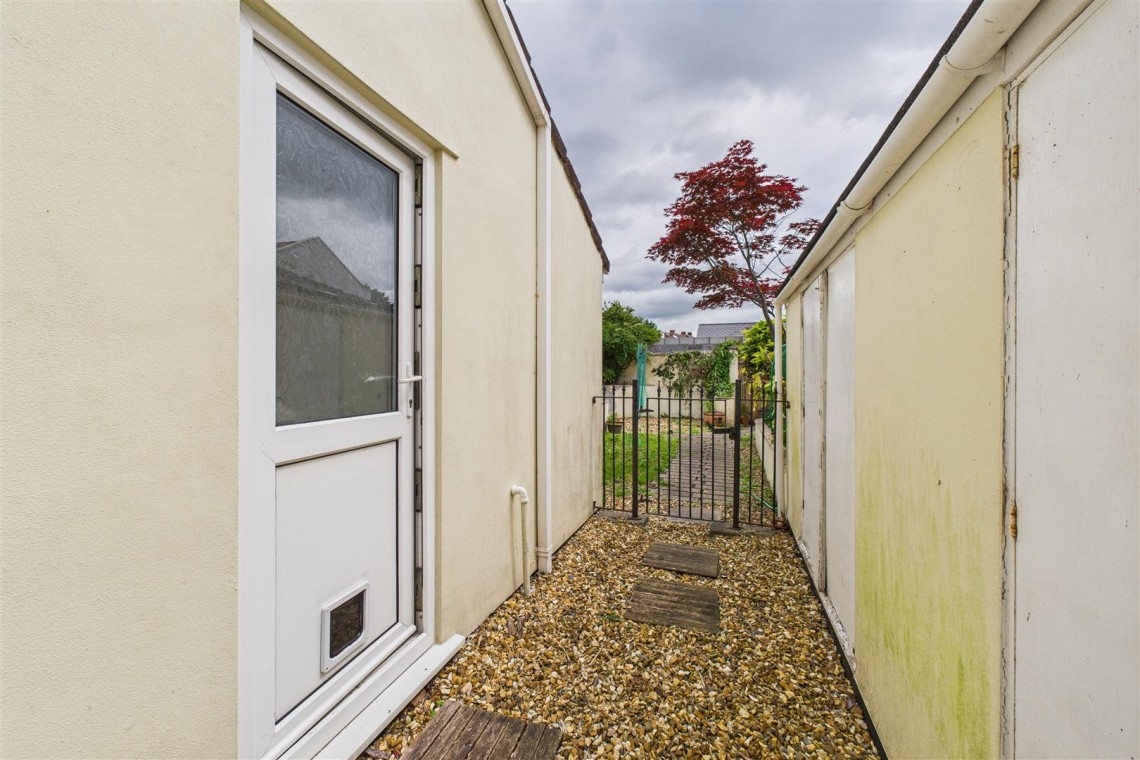 Images for REDUCED | BASIC UPDATING | KINGSWOOD