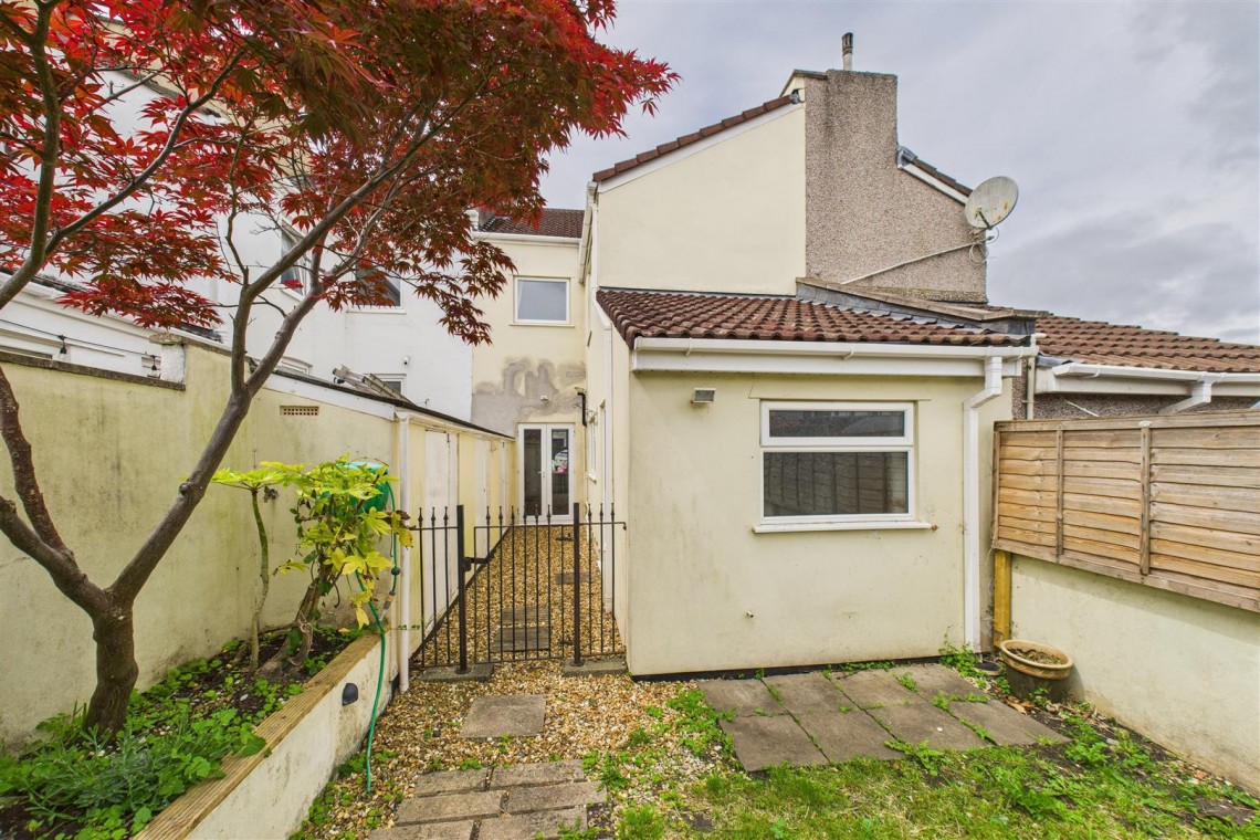 Images for REDUCED | BASIC UPDATING | KINGSWOOD