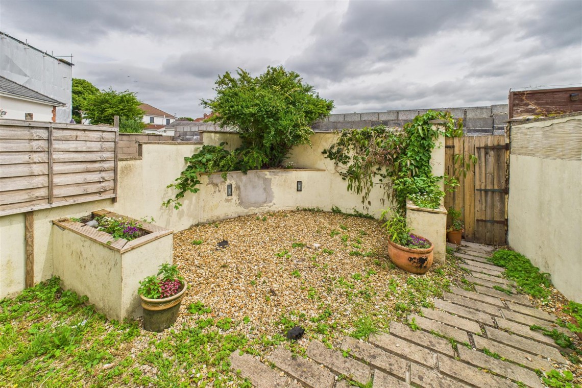 Images for REDUCED | BASIC UPDATING | KINGSWOOD