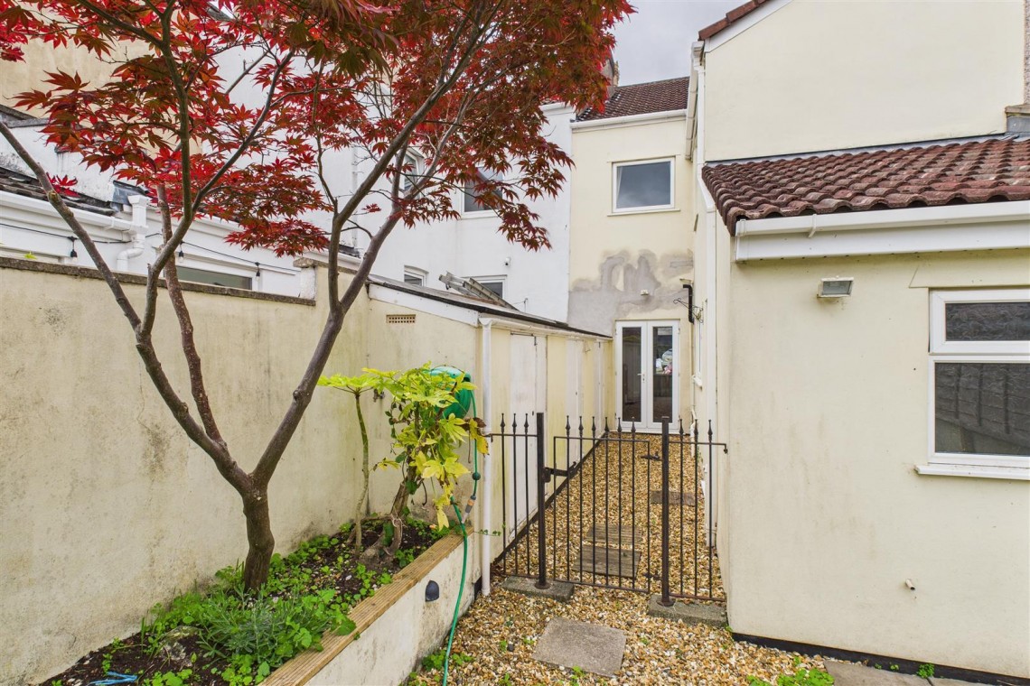 Images for REDUCED | BASIC UPDATING | KINGSWOOD