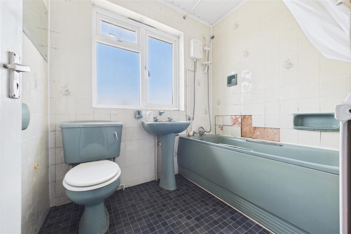 Images for HOUSE FOR UPDATING | NAILSEA