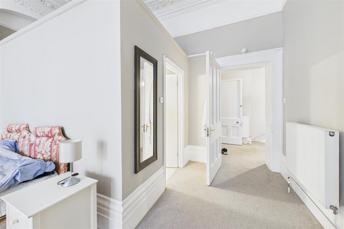 Images for COSMETIC UPDATING | 3 X PARKING | CLIFTON