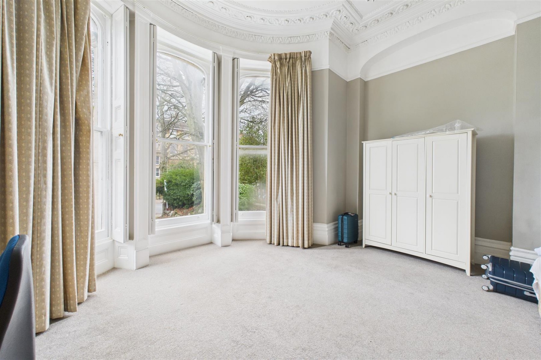 Images for COSMETIC UPDATING | 3 X PARKING | CLIFTON