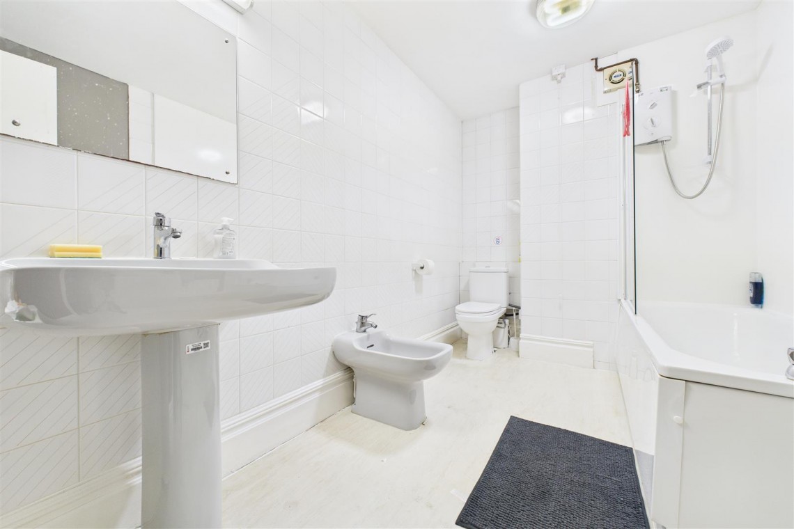 Images for COSMETIC UPDATING | 3 X PARKING | CLIFTON