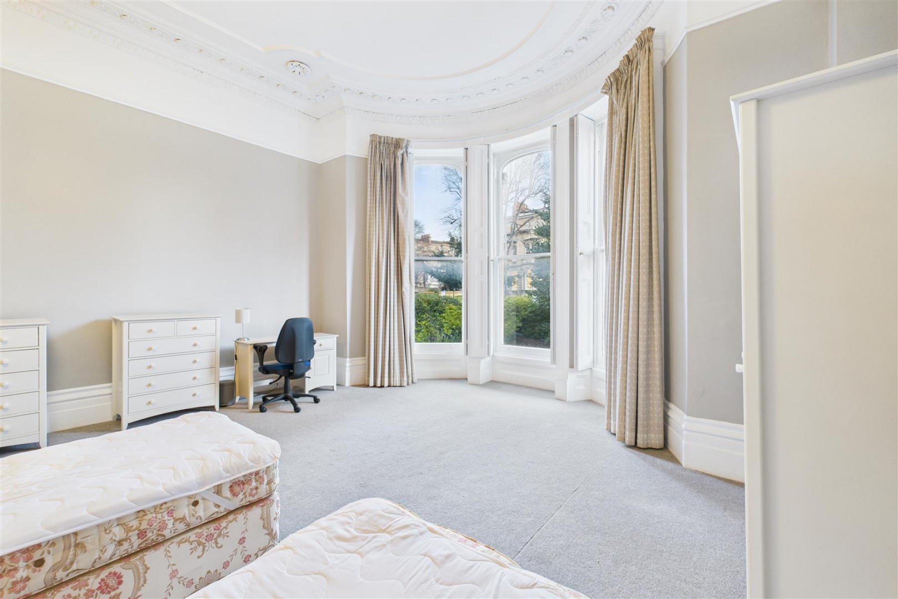 Images for COSMETIC UPDATING | 3 X PARKING | CLIFTON