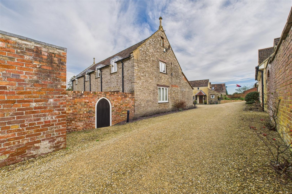 Images for COACH HOUSE - REDUCED FOR AUCTION | THORNBURY