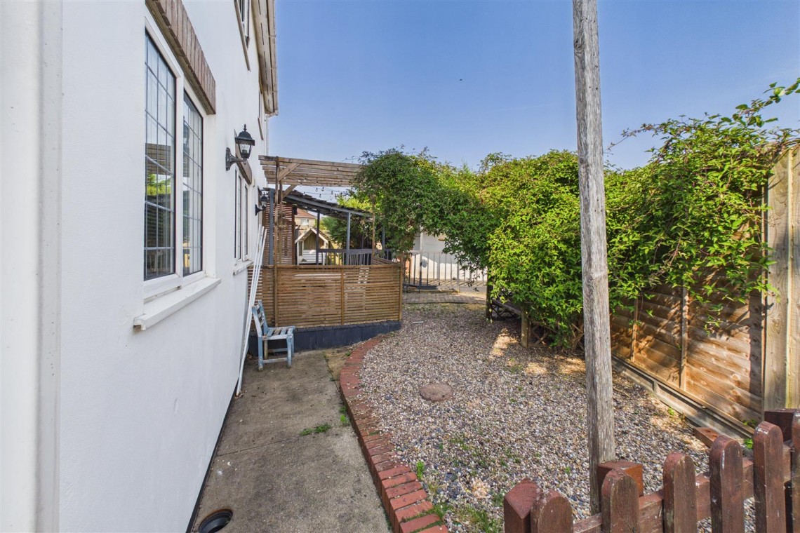 Images for DETACHED HOUSE SET BACK FROM ROAD | BS34