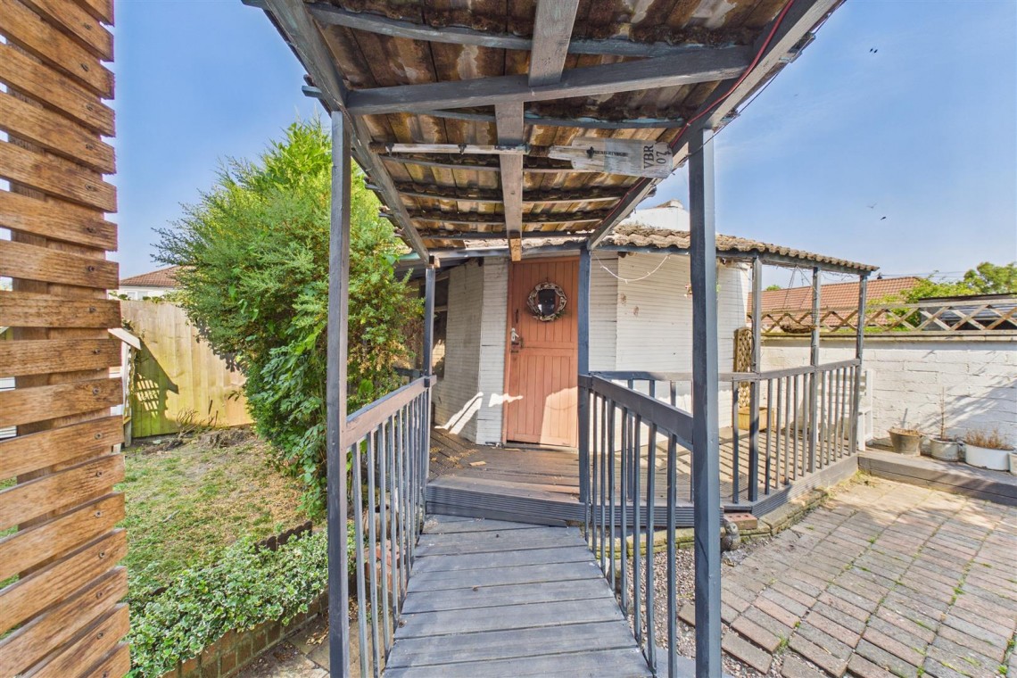 Images for DETACHED HOUSE SET BACK FROM ROAD | BS34