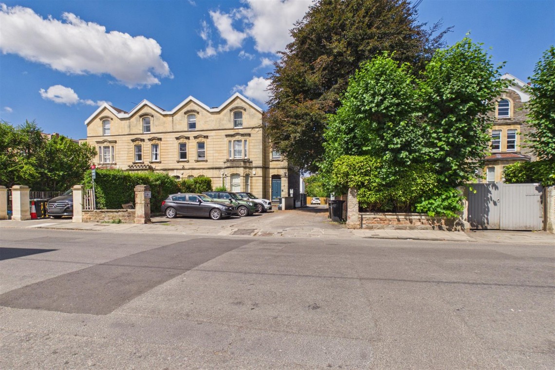 Images for FREEHOLD SINGLE GARAGE | CLIFTON