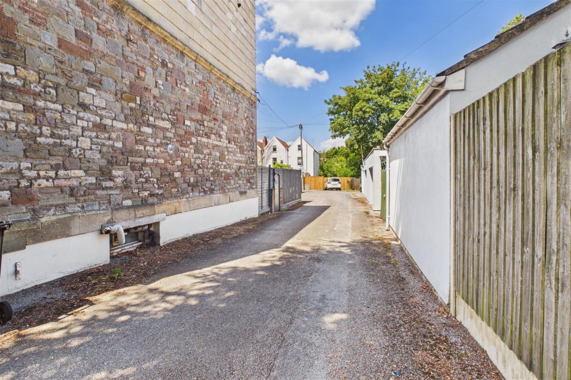 Images for FREEHOLD SINGLE GARAGE | CLIFTON