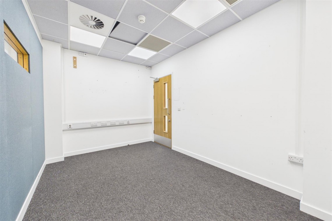 Images for LARGE COMMERCIAL BUILDING | BS2