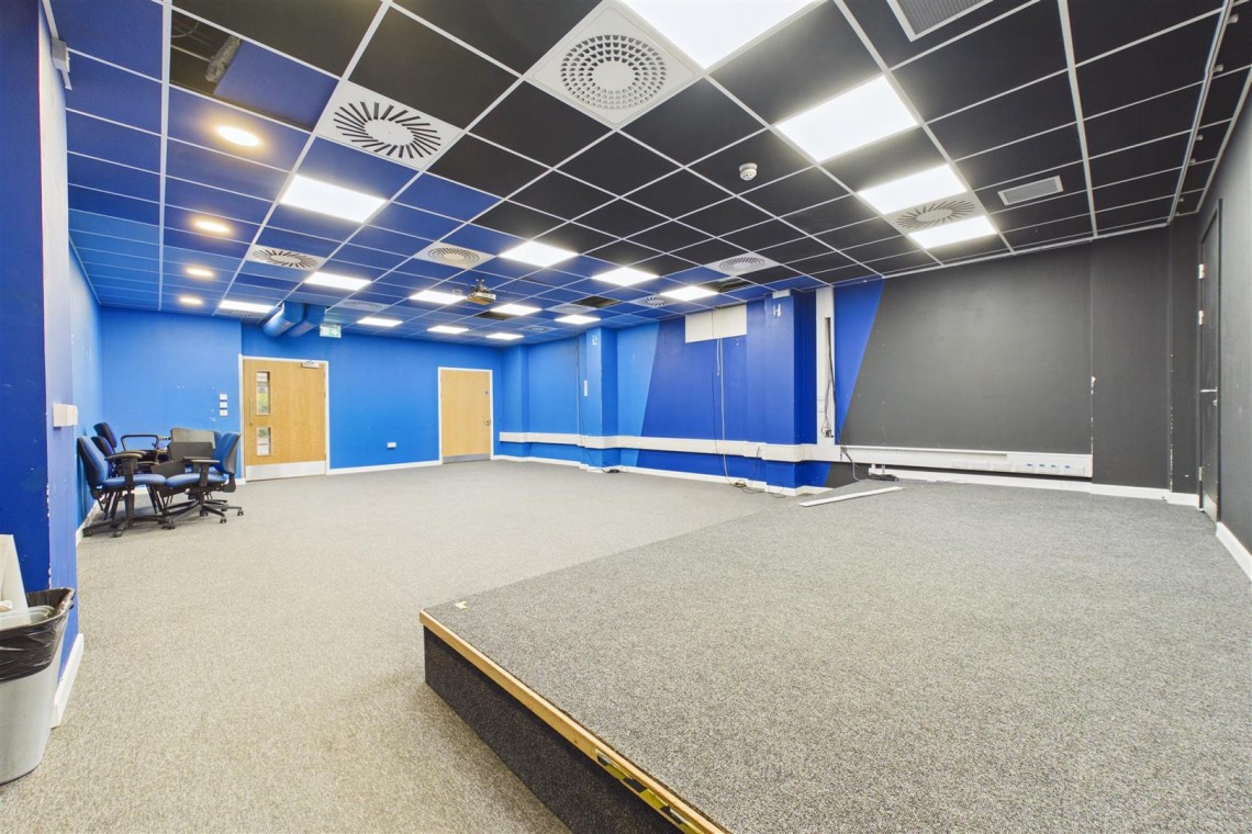 Images for LARGE COMMERCIAL BUILDING | BS2