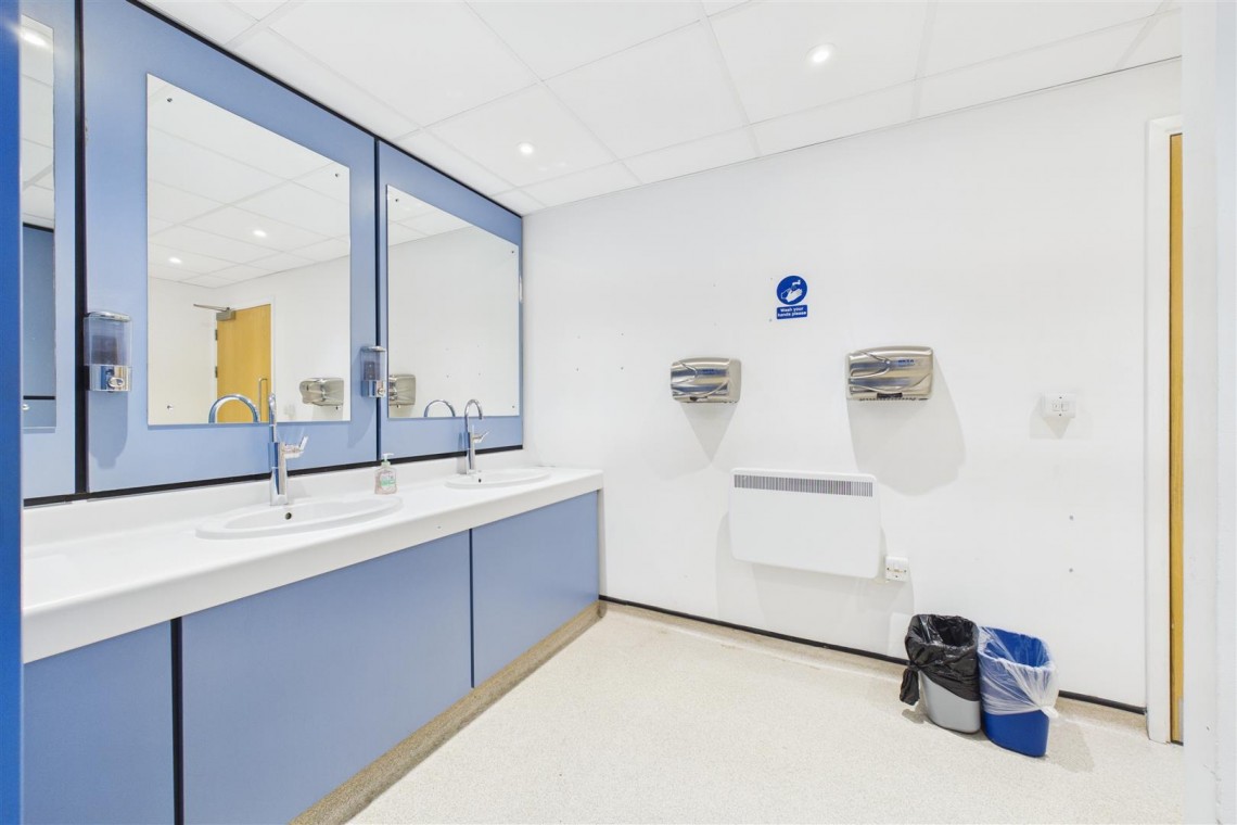 Images for LARGE COMMERCIAL BUILDING | BS2