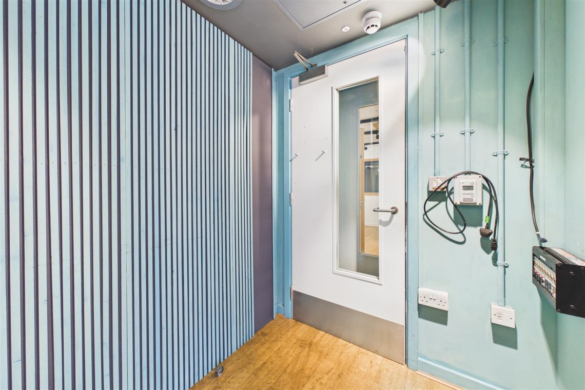 Images for LARGE COMMERCIAL BUILDING | BS2