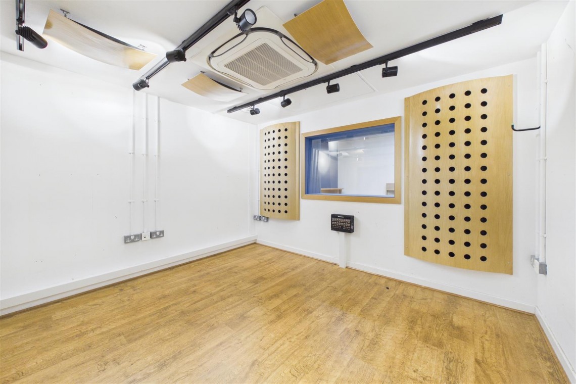 Images for LARGE COMMERCIAL BUILDING | BS2