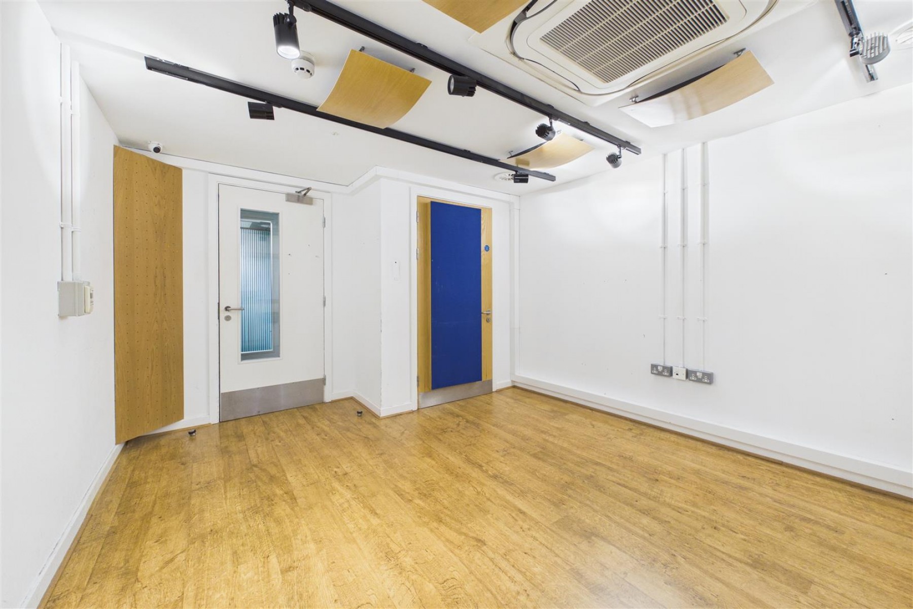 Images for LARGE COMMERCIAL BUILDING | BS2