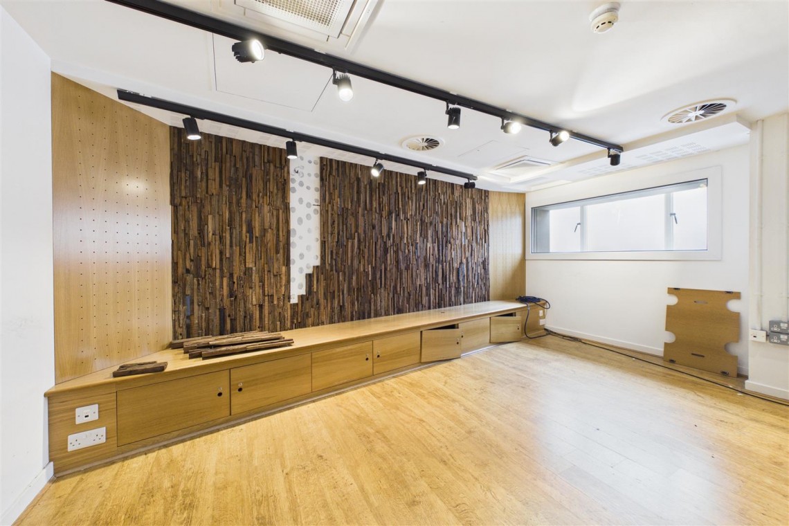 Images for LARGE COMMERCIAL BUILDING | BS2