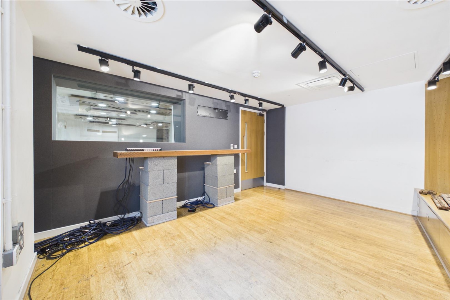 Images for LARGE COMMERCIAL BUILDING | BS2