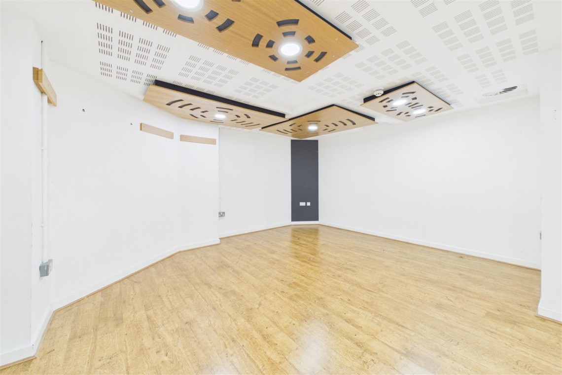 Images for LARGE COMMERCIAL BUILDING | BS2