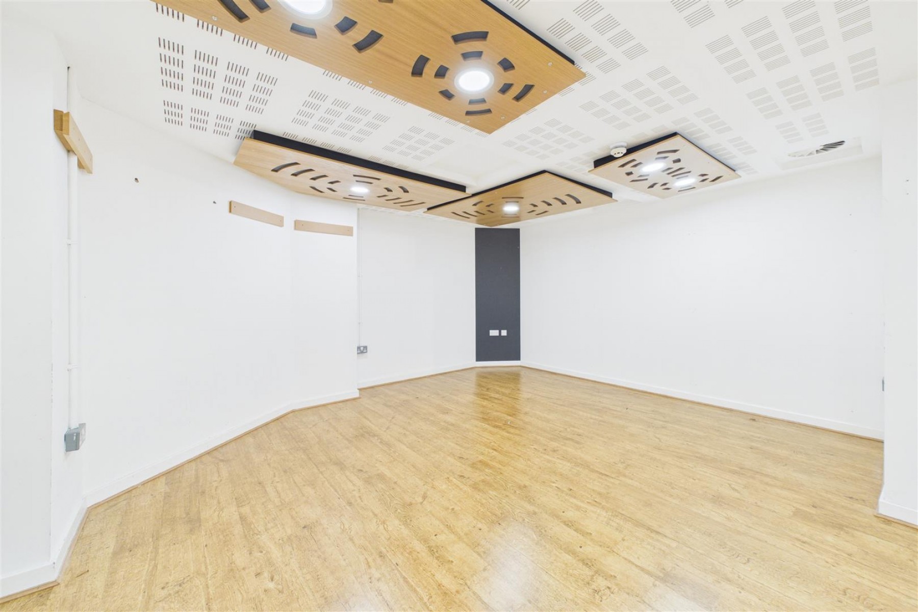 Images for LARGE COMMERCIAL BUILDING | BS2