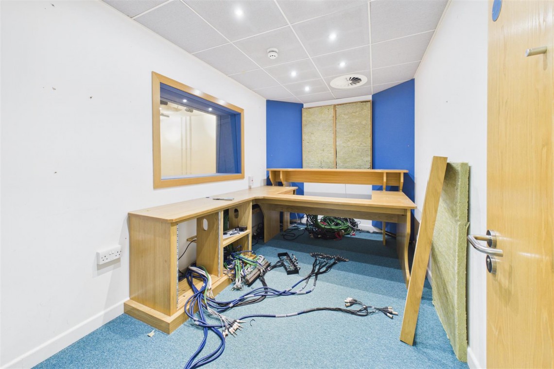 Images for LARGE COMMERCIAL BUILDING | BS2