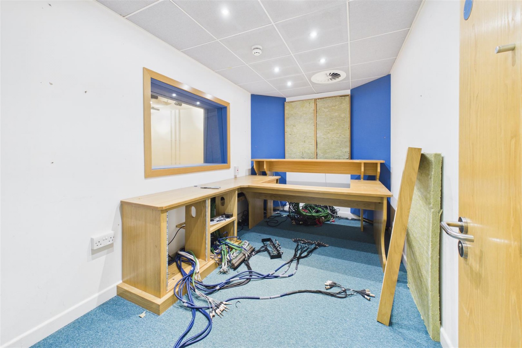 Images for LARGE COMMERCIAL BUILDING | BS2