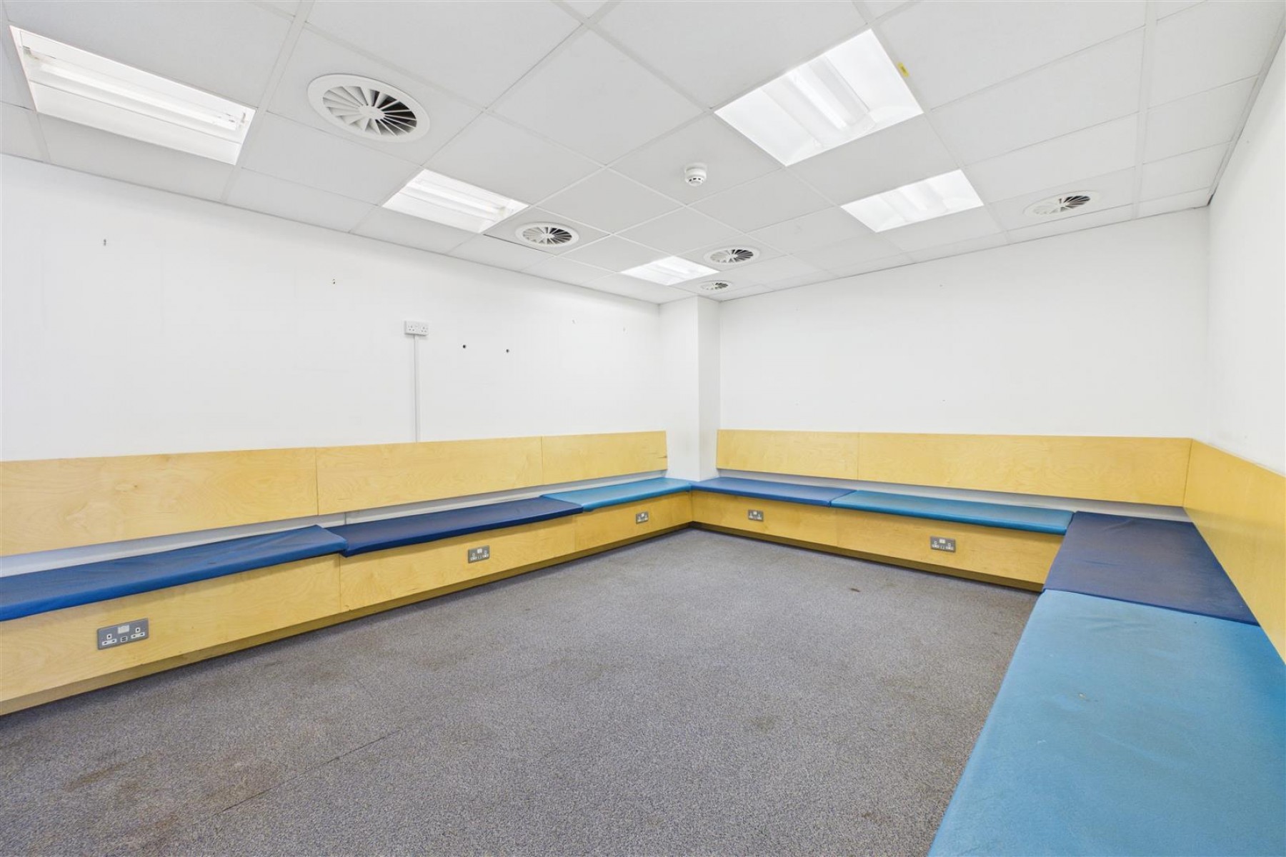 Images for LARGE COMMERCIAL BUILDING | BS2