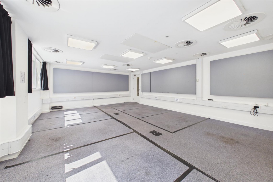 Images for LARGE COMMERCIAL BUILDING | BS2