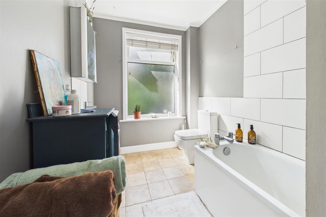 Images for LARGE GARDEN | VIEWS | WAS £695K